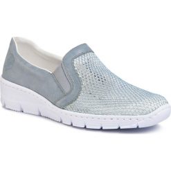 Półbuty RIEKER - 565W7-10A Light Blue. Niebieskie półbuty damskie Rieker, z aplikacjami, ze skóry ekologicznej, bez obcasa, na koturnie, bez zapięcia. Za 239,99 zł.