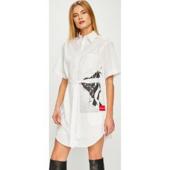 Calvin Klein Jeans - Sukienka. Białe sukienki damskie Calvin Klein Jeans, na co dzień, s, z nadrukiem, z bawełny, casualowe, bez kołnierzyka, z krótkim rękawem, krótkie, mini, proste. W wyprzedaży za 399,90 zł.