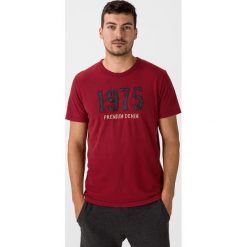 Jack & Jones Scott Koszulka Czerwony. Czerwone podkoszulki męskie Jack & Jones, xl, z haftami, z bawełny, z krótkim rękawem. Za 109,95 zł.