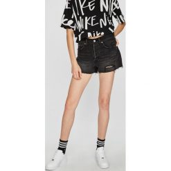 Levi's - Szorty 501. Czarne szorty damskie Levi's®, s, z aplikacjami, z bawełny, casualowe. W wyprzedaży za 129,90 zł.