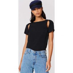 Cheap Monday Top Moving - Black. Czarne topy damskie marki Cheap Monday, bez wzorów, z poliesteru, bez kołnierzyka. W wyprzedaży za 72,78 zł.