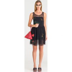 CZARNA SUKIENKA MINI PATRIZIA PEPE Z KOLOROWYM HAFTEM - Czarny. Czarne sukienki damskie Patrizia Pepe, na imprezę, z haftami, z okrągłym kołnierzem, bez rękawów, mini. Za 649,50 zł.