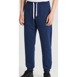Dresowe joggery - Granatowy. Niebieskie spodnie męskie Cropp, s, z dresówki. W wyprzedaży za 39,99 zł.