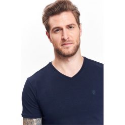 T-shirt męski w serek z elastycznej dzianiny. Niebieskie t-shirty męskie Top Secret, m, bez wzorów, z bawełny, z dekoltem w serek, krótkie. Za 29,99 zł.