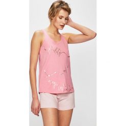 Triumph - Top piżamowy. Różowe piżamy damskie Triumph, s, z nadrukiem, z bawełny, z okrągłym kołnierzem. W wyprzedaży za 89,90 zł.
