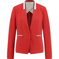 Blezer w kolorze czerwonym. Czerwone bolerka i narzutki damskie Gerry Weber, bez wzorów, bez rękawów. W wyprzedaży za 269,95 zł.