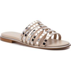 Klapki LIU JO - Susan 05 Slipper S19025 T9122 Sand 01127. Brązowe klapki damskie marki Liu Jo, z aplikacjami, ze skóry, bez obcasa, na obcasie. Za 599,00 zł.