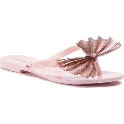Japonki MELISSA - Harmonic Bow VI Ad 32445 Pink/Glitter Multicolor 52848. Różowe klapki damskie Melissa, bez wzorów, z tworzywa sztucznego, bez obcasa, na obcasie. W wyprzedaży za 149,00 zł.