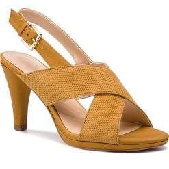 Sandały CLARKS - Dalia Lotus 261388644 Ochre Nubuck. Żółte klapki damskie Clarks, bez wzorów, ze skóry, bez obcasa, na obcasie. W wyprzedaży za 299,00 zł.