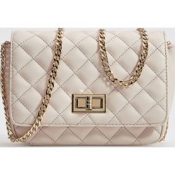 Torebka crossbody z łańcuszkiem - Kremowy. Białe torebki klasyczne damskie Mohito, bez wzorów, bez dodatków. W wyprzedaży za 59,99 zł.