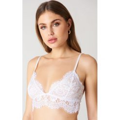 Biustonosze bardotka: NA-KD Lingerie Biustonosz z koronkowym paskiem – White