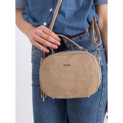 MAŁA TOREBKA DAMSKA LISTONOSZKA KUFEREK SKÓRA. Szare kuferki damskie ROVICKY, na co dzień, w paski, z jeansu, eleganckie, na ramię, małe, bez dodatków. Za 349,90 zł.