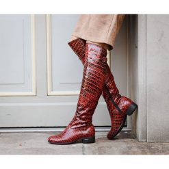 Płaskie kozaki za kolano - skóra naturalna - model 128 - kolor czarno-czerwony krokodyl. Czerwone kozaki damskie Zapato, na zimę, z jeansu, eleganckie, na wysokim obcasie. W wyprzedaży za 393,75 zł.