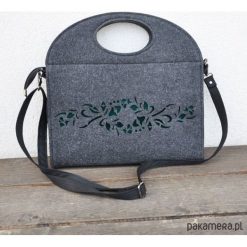 Torebka filcowa - listonoszka - kwiaty zielony a. Zielone listonoszki damskie marki Pakamera, w kwiaty, eleganckie, na ramię, bez dodatków. Za 105,00 zł.