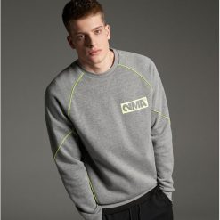 Bluza z lamówką kolekcja M2A - Jasny szary. Szare bluzy męskie marki Cropp, s. Za 99,99 zł.