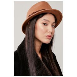 Kapelusz Fedora camel beż 57 cm. Brązowe kapelusze damskie na jesień, z wełny, eleganckie. Za 227,00 zł.