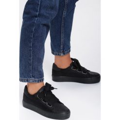 Czarne Creepersy Sisters. Czarne półbuty damskie Renee, bez wzorów, bez obcasa, na płaskiej podeszwie, na sznurówki. Za 59,99 zł.