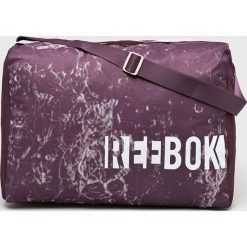 Reebok - Torba. Fioletowe torebki damskie sportowe marki Reebok, w paski, z poliesteru, sportowe, na ramię. Za 159,90 zł.