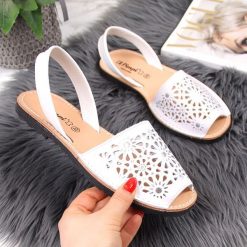 Sandały damskie skórzane ażurowe białe El Pimpi. Białe sandały damskie El Pimpi, bez wzorów, ze skóry, eleganckie, bez obcasa, bez zapięcia. Za 139,99 zł.