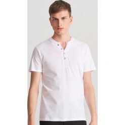 T-shirt z guzikami - Biały. Białe t-shirty męskie Reserved, s, bez wzorów, bez kołnierzyka. Za 39,99 zł.