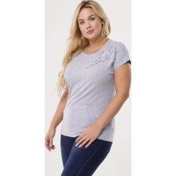 Szara Bluzka Nonphysical. Szare bluzki damskie Born2be, xl, z aplikacjami, z dzianiny, z okrągłym kołnierzem, z krótkim rękawem. Za 39,99 zł.