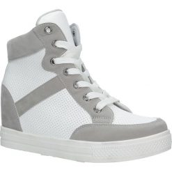 Białe sneakersy na koturnie sznurowane Casu MY556N-26-9. Białe sneakersy damskie marki Casu. Za 59,99 zł.