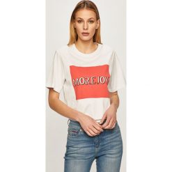 Silvian Heach - T-shirt. Białe bluzki damskie Silvian Heach, s, z nadrukiem, z dzianiny, klasyczne, z okrągłym kołnierzem. W wyprzedaży za 99,90 zł.