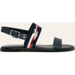 Tommy Hilfiger - Sandały. Niebieskie klapki damskie TOMMY HILFIGER, bez wzorów, ze skóry, bez obcasa, na obcasie. W wyprzedaży za 219,90 zł.