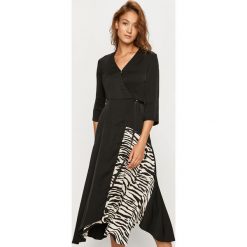 Calvin Klein - Sukienka. Czarne sukienki damskie Calvin Klein, s, z nadrukiem, z wiskozy, bez kołnierzyka, bez rękawów, midi, rozkloszowane. Za 999,90 zł.