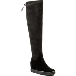 Muszkieterki GUESS - Felicia FLFEL4 ESU11 BLACK. Czarne bez kategorii marki Guess, z materiału, na obcasie. W wyprzedaży za 409,00 zł.