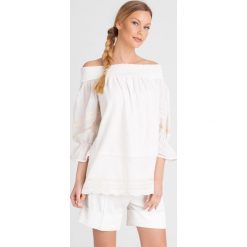 BLUZKA LE COEUR Twinset. Białe bluzki damskie Twinset, s, w koronkowe wzory, z bawełny, z okrągłym kołnierzem, bez rękawów. Za 377,40 zł.