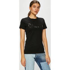 Calvin Klein Jeans - Top. Czarne topy damskie marki Calvin Klein Jeans, l, z nadrukiem, z bawełny, z okrągłym kołnierzem. Za 179,90 zł.