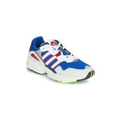 Buty adidas YUNG 96. Białe trampki męskie Adidas, bez wzorów, bez zapięcia. Za 359,20 zł.