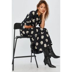 Answear Lab - Sukienka. Czarne sukienki damskie Answear Lab, s, bez wzorów, z bawełny, bez kołnierzyka, z krótkim rękawem, krótkie, midi, rozkloszowane. Za 189,90 zł.