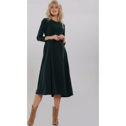 Ciemnozielona Sukienka Hanson. Zielone sukienki damskie Renee, s, bez wzorów, eleganckie, z okrągłym kołnierzem, bez rękawów, midi, rozkloszowane. Za 99,99 zł.