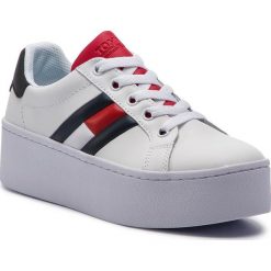 Sneakersy TOMMY JEANS - Icon Sneaker EN0EN00556 Rwb 020. Białe półbuty damskie Tommy Jeans, z jeansu. Za 449,00 zł.