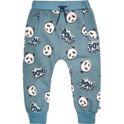 Småfolk PATCH Spodnie treningowe bluestone. Niebieskie jeansy chłopięce marki Småfolk. W wyprzedaży za 135,20 zł.