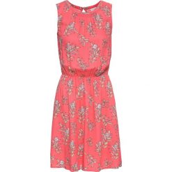 Sukienka z nadrukiem bonprix koralowy z nadrukiem. Czerwone sukienki damskie bonprix, w paski, eleganckie, bez kołnierzyka, bez rękawów. Za 44,99 zł.