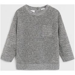 Mango Kids - Sweter dziecięcy Cali 80-104 cm. Szare swetry chłopięce Mango Kids, bez wzorów, z bawełny, z okrągłym kołnierzem. W wyprzedaży za 55,90 zł.