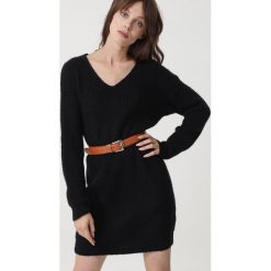 Czarna Sukienka Bellamack. Czarne sukienki damskie Born2be, s, bez wzorów, z dzianiny, klasyczne, z klasycznym kołnierzykiem, bez rękawów. Za 119,99 zł.