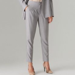 Spodnie carrot fit - Jasny szary. Szare spodnie damskie Mohito, bez wzorów. Za 119,99 zł.