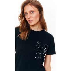 T-shirt damski z perłami. Czarne bluzki dziewczęce na lato, z aplikacjami, z dzianiny, krótkie. W wyprzedaży za 29,99 zł.