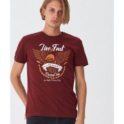 T-shirt z nadrukiem - Bordowy. Czerwone t-shirty damskie House, s, z nadrukiem, bez kołnierzyka. W wyprzedaży za 15,99 zł.