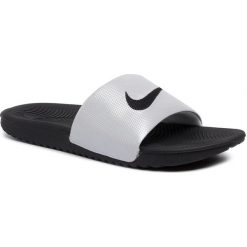 Klapki NIKE - Kawa Slide 834588 004 Black/Black/Mtlc Summit Wht. Szare klapki damskie Nike, bez wzorów, z tworzywa sztucznego, bez obcasa. Za 139,00 zł.