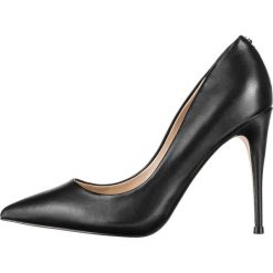 Guess Okley Czółenka Czarny. Czarne czółenka damskie Guess, z aplikacjami, ze skóry, bez obcasa. Za 645,95 zł.