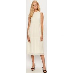 Vero Moda - Sukienka. Białe sukienki damskie Vero Moda, na co dzień, s, bez wzorów, z poliesteru, casualowe, bez kołnierzyka, bez rękawów, mini, proste. W wyprzedaży za 149,90 zł.