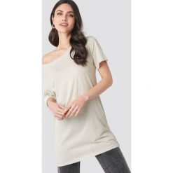 NA-KD T-shirtowa sukienka na jedno ramię - Beige. Brązowe sukienki damskie NA-KD, bez wzorów, z tkaniny, z koszulowym kołnierzykiem, bez rękawów, mini, koszulowe. Za 80,95 zł.