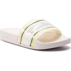 Klapki TOMMY JEANS - Pop Webbing Pool Slide EN0EN00471 Limeade 309. Białe klapki damskie Tommy Jeans, bez wzorów, z jeansu, bez obcasa. W wyprzedaży za 139,00 zł.