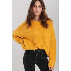 Musztardowy Sweter Showing. Żółte swetry damskie Renee, uniwersalny, z aplikacjami, z dzianiny, casualowe, bez rękawów, długie, bez kaptura. Za 149,99 zł.