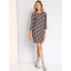 SUKIENKA DAMSKA. Brązowe sukienki damskie Top Secret, na co dzień, na zimę, bez wzorów, z tkaniny, eleganckie, bez kołnierzyka, bez rękawów, proste. W wyprzedaży za 49,99 zł.